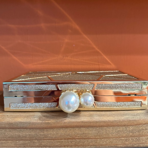 SHEIN Gold clutch with chain and bold pearl clasp closure feminine bridal classy - Picture 3 of 4